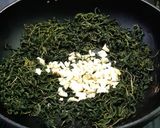 รูปขั้นตอนการทำที่ 2 ของ ผัดใบปอ (Fried Jute Leaves)