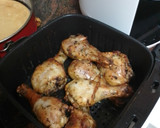 Foto del paso 2 de la receta: Muslos de pollo asados en freidora de aire con papas fritas