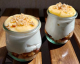 Foto del paso 4 de la receta: Vasitos de nata, crema de limón y magdalenas