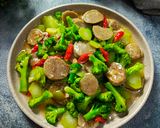 Foto langkah ke 5 dari resep Tumis Brokoli Bakso.