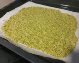 Foto del paso 3 de la receta: Pizza con base de brócoli y nueces con verduras y salmón ahumado