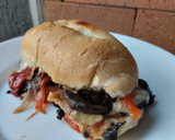 Foto del paso 6 de la receta: Sándwich🧅🥖🌶️de champiñones con pimiento, cebolla y salsa bbq🧀🍯🍄