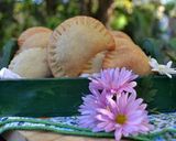 Foto del paso 4 de la receta: Empanaditas de dulce con masa de queso💫