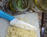Foto del paso 3 de la receta: Ajos en aceite y albahaca