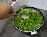 Foto langkah ke 4 dari resep Tumis Kangkung Segar dgn Sedikit Kuah Masak Tanpa Minyak Goreng.