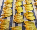 Foto del passaggio 2 della ricetta Risotto ai fiori di zucca