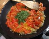 Une image de l'étape 8 de Noix de saint Jacques aux tomates, échalotes, ail et persil.