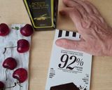 Foto del paso 2 de la receta: Cerezas bañadas en chocolate versión saludable 🍒