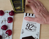 Foto del paso 2 de la receta: Cerezas bañadas en chocolate versión saludable 🍒