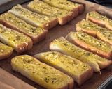 Foto langkah ke 4 dari resep Garlic Bread Ala Pizza Hut.