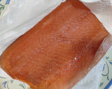 Foto del paso 6 de la receta: Salmón ahumado casero con tomate y queso fresco 😋