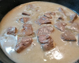 Foto del paso 3 de la receta: Higado encebollado con patatas confitadas al romero
