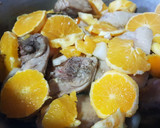 Foto del paso 3 de la receta: Pollo con salsa de naranja y ciruelas