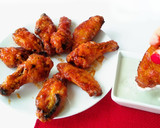 Foto del paso 10 de la receta: Alitas de pollo al horno con salsa Buffalo, acompañadas de salsa de queso azul
