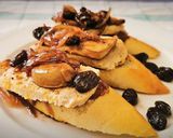 Foto del paso 4 de la receta: Pincho de lomo con Foie y salsa de pasas y cebolla al Oporto