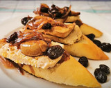 Foto del paso 4 de la receta: Pincho de lomo con Foie y salsa de pasas y cebolla al Oporto