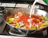Hình bước làm 4 của món Trứng địa ngục (egg in hell)