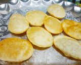 A picture of step 3 of Pyaz kachori.