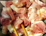 Hình bước làm 1 của món Thịt kho trám đen
