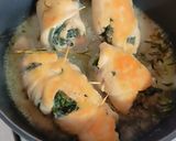 Foto del passaggio 5 della ricetta Involtini di pollo con spinaci e formaggio filante con cremina a modo mio