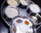 चटपटी मठरी (Chatpati mathri recipe in Hindi) रेसिपी चरण 1 फोटो