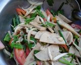 รูปขั้นตอนการทำที่ 3 ของ ยำหมูยอภาคเหนือ (พล่าหมูยอ) #สูตรอาหารไทยง่ายๆ