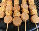 Foto langkah ke 4 dari resep Sate Sosis dan Tempe Bakar Madu.