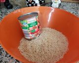 A picture of step 1 of Red rice with chicken legs and potatoes.