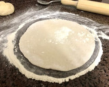 Foto del paso 6 de la receta: Masa de pizza fina y crujiente (sin levadura)