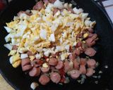 Foto del paso 2 de la receta: Arroz con salchicha, cebolla, morrón y huevo 💗