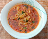 Foto langkah ke 5 dari resep Jamur Enoki Pedas Simpel Tanpa Saus Gogunjang.