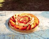 Une image de l'étape 4 de Tarte amandine et pralin aux pêches et brugnons.