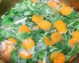 Foto langkah ke 5 dari resep Sop Bening Bayam Wortel.