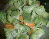 Foto langkah ke 3 dari resep Tumis Brokoli Wortel dengan Bawang Putih.