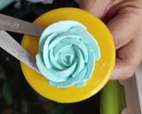 Foto langkah ke 5 dari resep Bunga dari buttercream.