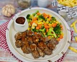 Foto langkah ke 4 dari resep Saikoro Steak with BBQ Sauce.