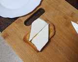 Foto del paso 3 de la receta: Tostas de mermelada de manga con queso fresco y chip de manga