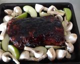 Foto del paso 3 de la receta: Carré de cerdo con mostaza, azúcar negra, manzanas y champiñones 
