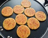 કોથમીર મરચા બિસ્કિટ ભાખરી (Biscuit bhakhri recipe in Gujarati) રેસીપી સ્ટેપ4ફોટો