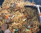 Foto langkah ke 4 dari resep Mie goreng ulang tahun.