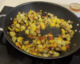 Foto del paso 2 de la receta: Muslitos de pollo con pisto (congelado)