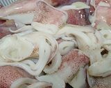 Hình bước làm 1 của món Mực hấp thơm hành