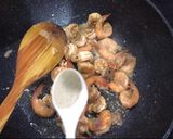 Foto langkah ke 5 dari resep Udang Goreng Asam Jawa.
