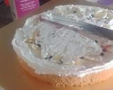 A picture of step 5 of Double tier floral cream cake.
