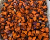 Édesburgonya sült lila hagymával recept fázis 8 fotója