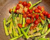 A picture of step 2 of Ravioli with tomatoes and asparagus.