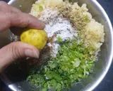 A picture of step 4 of Sabudana Thalipeeth.