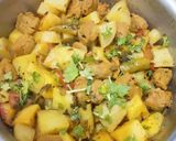 A picture of step 3 of Soya chunks potato curry.
