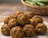 Foto del passaggio 5 della ricetta Polpette con bucce di fave