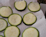 Foto del paso 1 de la receta: Chips de calabacín con queso